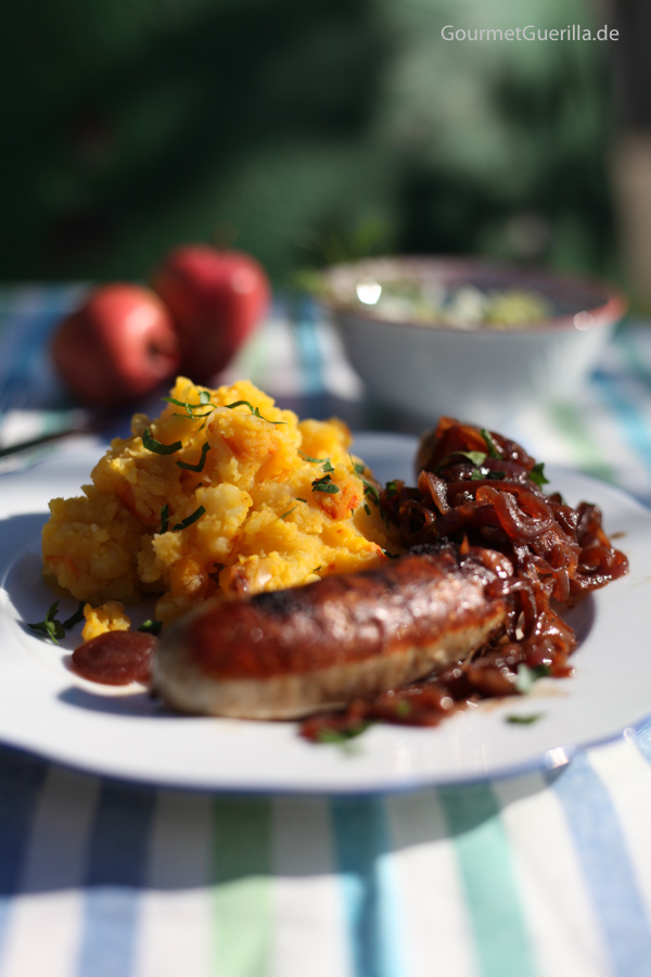  Pumpkin and apple potato mashed with bratwurst and cucumber salad #recipe #gourmet guerrilla 