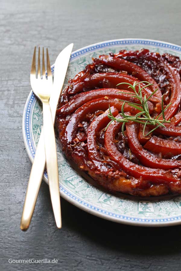  Tarte tatin with pumpkin, braised red onions and goat's cheese #gourmet guerrilla #recipe #herb 